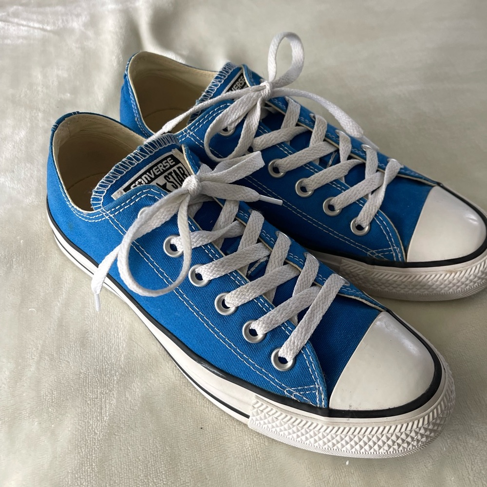 Blue low-top Converse All Star sneakers